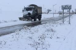 تسخير 400 آلة لفتح الطرق المغلقة وأزيد من 500 طن ملح لإزالة الثلوج