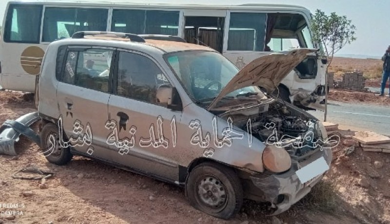 بشار: إصابة 3 أشخاص في حادث اصطدام سيارة مع حافلة لنقل المسافرين