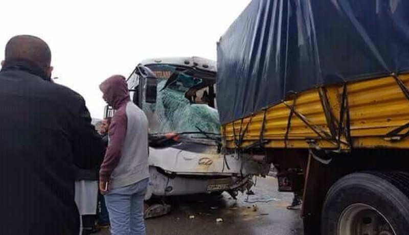 البويرة: إصابة شخصين بجروح إثر اصطدام بين شاحنة وحافلة بالجباحية