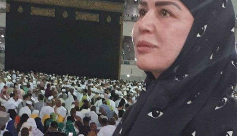 إلهام شاهين تؤدّي مناسك العمرة