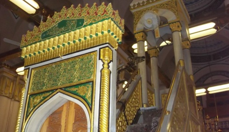 وفاة إمام مسجد فوق المنبر خلال إلقائه خطبة عن الموت