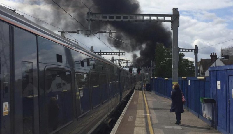 بالفيديو والصور.. إنفجار في محيط مطار هيثرو بالعاصمة البريطانية