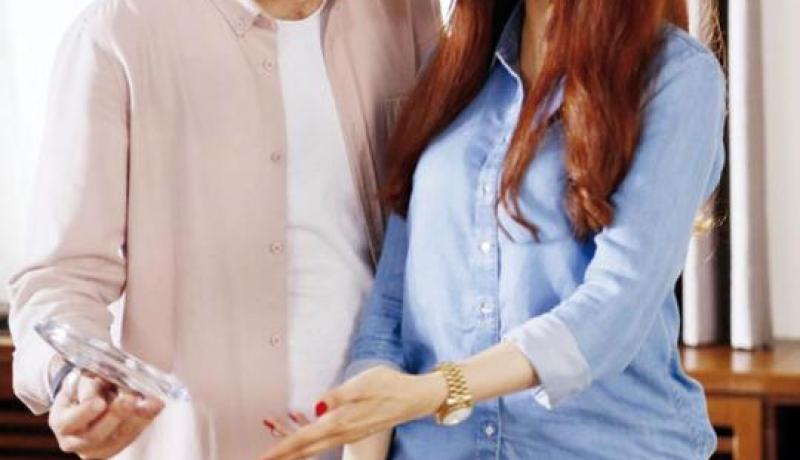 مراد يلدريم و زوجته إيمان الباني في إعلان مشترك