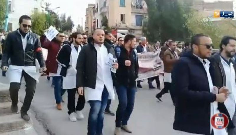 قسنطينة: إحتجاج للأطباء المقيمين في باب القنطرة !!