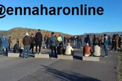 سكان قرية المعازيز يغلقون الطريق في تلمسان