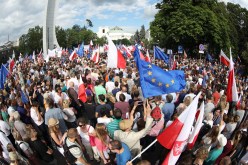 مظاهرات حاشدة لقضاة ضد إصلاحات العدالة ببولندا