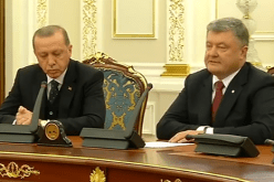 بالفيديو.. أردوغان يُصارع النوم في لقاء رسمي