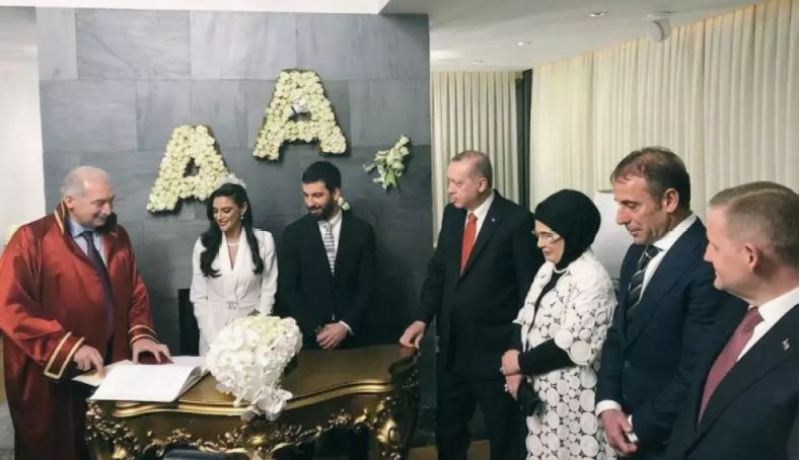 أردوغان يشهد على عقد قران لاعب برشلونة السابق