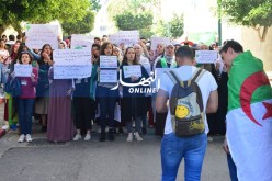 طلبة وأساتذة الجامعة المركزية يضربون عن الدراسة ويحتجون بالعاصمة