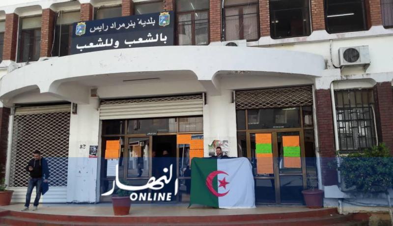 أعلنوا ضم صوتهم للحراك الشعبي.. عمال البلديات في إضراب