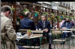 ماكرون يحتسي القهوة في شوارع باريس بعد التخفيف من القيود بسبب فيروس كورونا