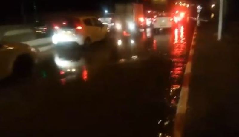 بالفيديو.. أمطار طوفانية تغمر طرقات الأغواط