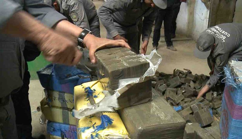 حجز قنطار من “الزطلة” مخبأة في سيارة “دلاع” بالأغواط