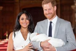 بالفيديو والصور… الزوجان الملكيان يعرفان العالم على طفلهما