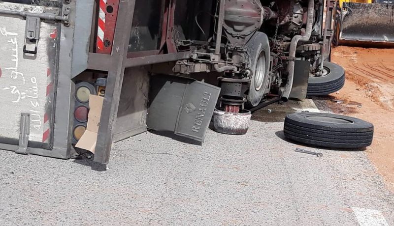 بالصور.. إنقلاب شاحنة يخلف جريحين في الاغواط