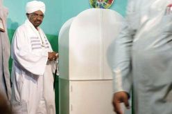 بالصور.. الظهور الأول للرئيس السوداني المعزول