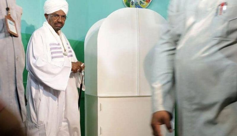 بالصور.. الظهور الأول للرئيس السوداني المعزول