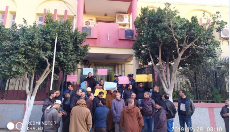 سكان بقعة أولاد أحمد بالشلف يحتجون أمام مقر البلدية ويطالبون بحضور السلطات الولائية