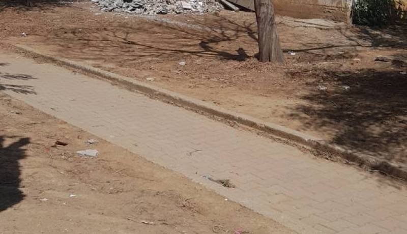 بالصور ..مواطن يرمي بقايا ترميم منزله بمساحات مخصصة للأطفال بالبليدة