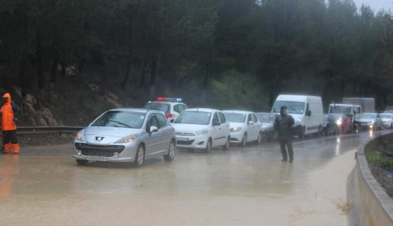 بالصور.. عودة حركة المرور بالطريق الوطني الرابط بين البليدة والمدية