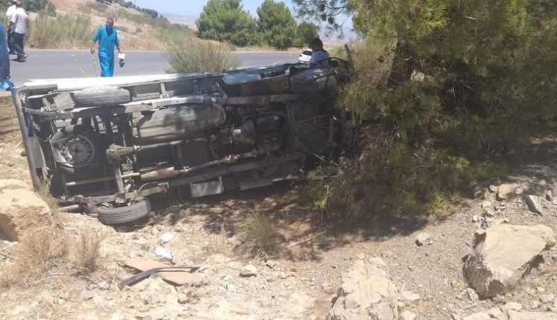 البويرة.. انقلاب شاحنة “dfm” يخلف جريحين بالهاشمية