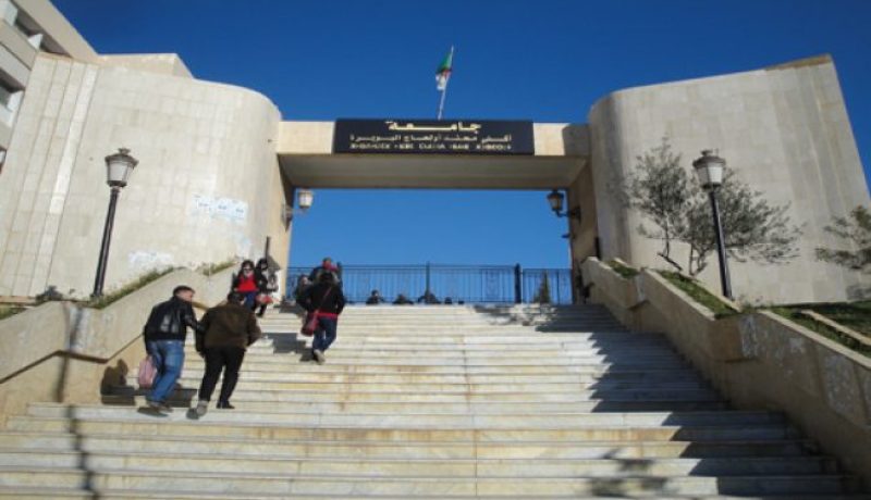 طلبة يحتجزون عميد كلية ويهددونه بالقتل لإرغامه على رفع علامات طالبة