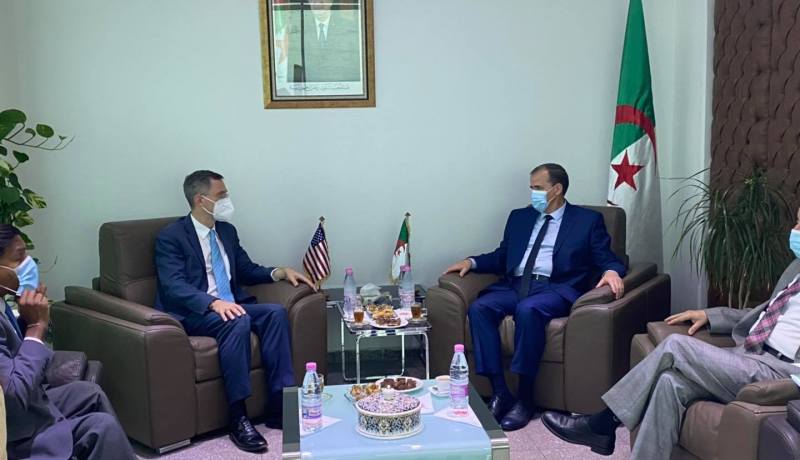 رزيق يتباحث سبل التعاون مع مساعد وزير الخارجية الأمريكي لشؤون الشرق الأوسط