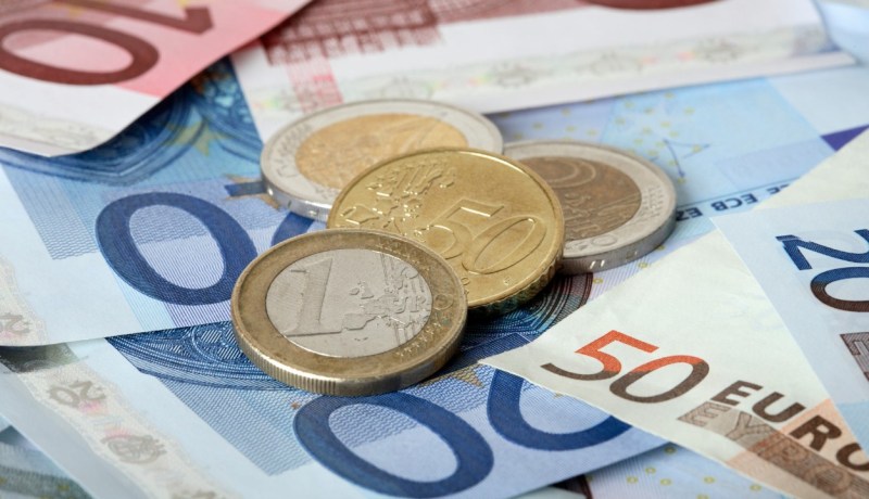 الأورو مستقر والدولار يصعد أمام الين