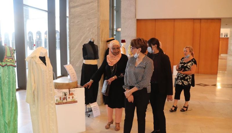 بالصور.. بن دودة في زيارة لمعرض لباس الفنانين التقليدي بقصر الثقافة