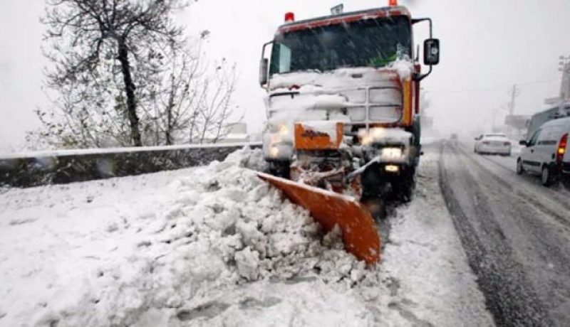 الثلوج تغلق الطرقات وتشل حركة المرور بتبسة