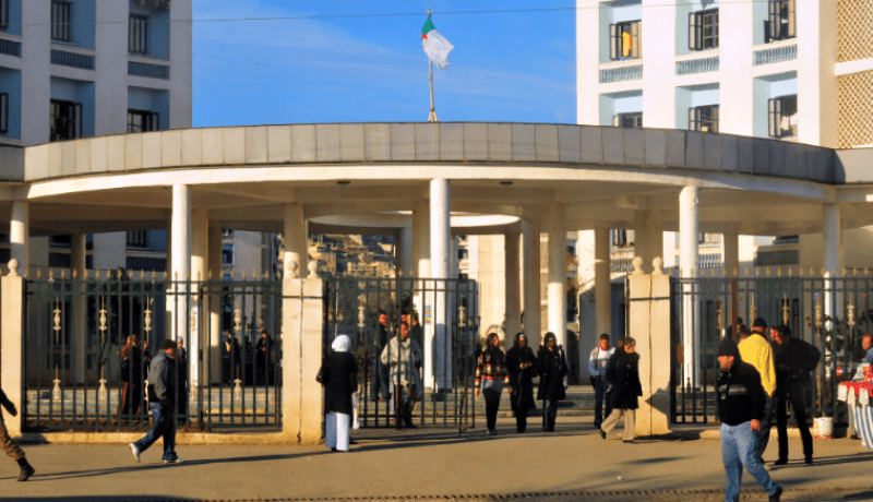 الأساتذة الجامعيون يقترحون اعتماد التعليم عن بعد والتنسيق مع وزارة التربية لتحديد تاريخ ونتائج الباك