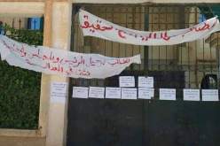 بالصور.. محتجون يغلقون مقر بلدية عين معبد في الجلفة بالسلاسل