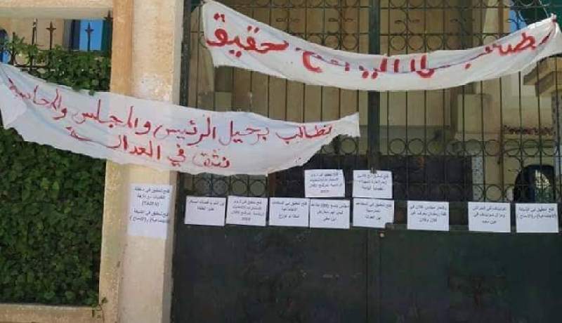 بالصور.. محتجون يغلقون مقر بلدية عين معبد في الجلفة بالسلاسل