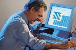 حذار.. الجلوس طويلا يهددك بجلطة الساق!