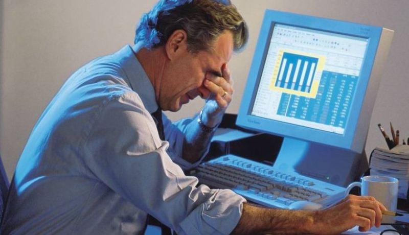 حذار.. الجلوس طويلا يهددك بجلطة الساق!