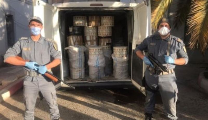 جمارك.. حجز أكثر من مليون كيس ورقي لتعبئة “الشمّة” في تبسة