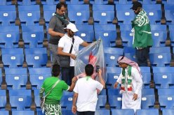 بالصور.. أنصار المنتخب السعودي يحفظون ماء وجه بلادهم بطريقتهم الخاصة !!