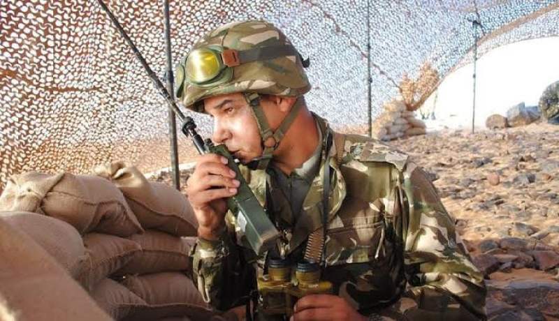 الجيش يكشف مخبأ للأسلحة والذخيرة قرب الحدود الجزائرية المالية