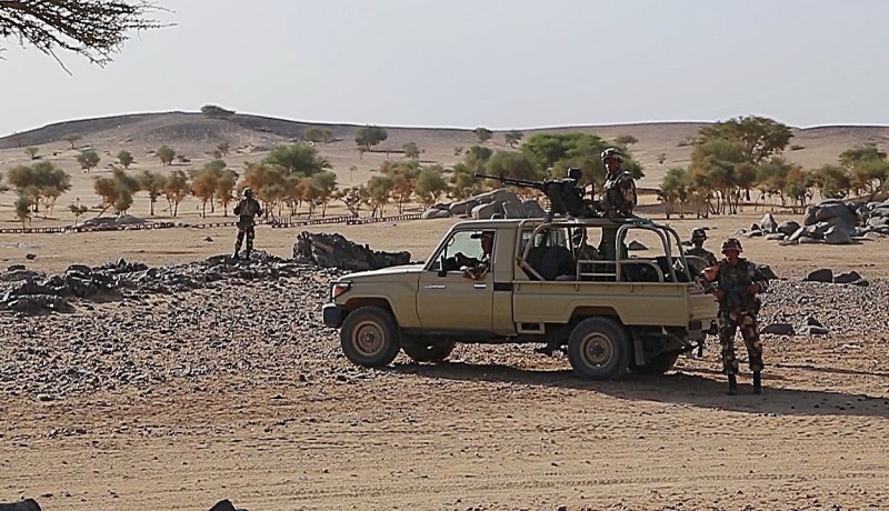 القضاء على مهرب أسلحة والقبض على زوجته بإن أميناس
