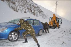 بالصور ..الجيش يتدخّل لفكّ العزلة عن المواطنين