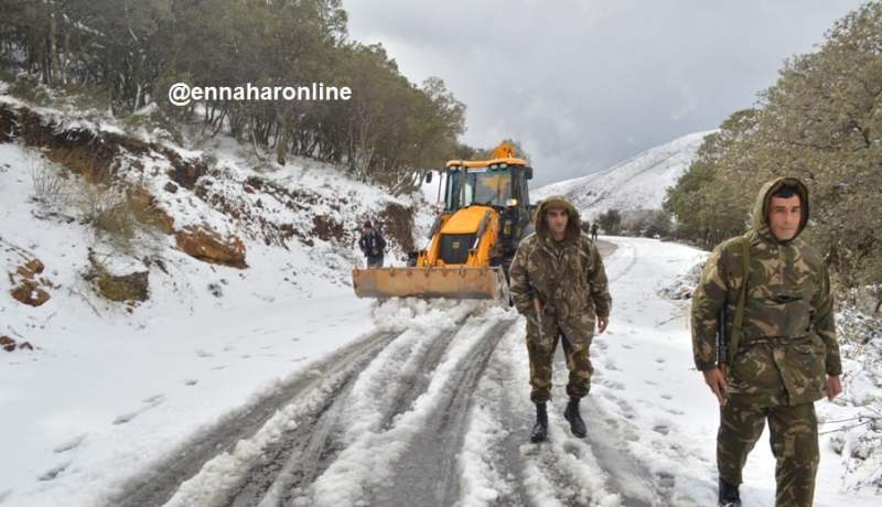 عشرات الاختناقات وأزمة في الخبز والحليب بسبب الثلوج!