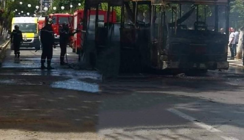 بالصور.. إحتراق حافلة لنقل المسافرين بالحامة في العاصمة