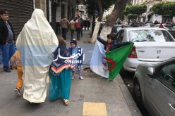 بالصور.. النساء بالحايك والزي التقليدي في المسيرات السلمية