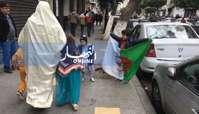 بالصور.. النساء بالحايك والزي التقليدي في المسيرات السلمية