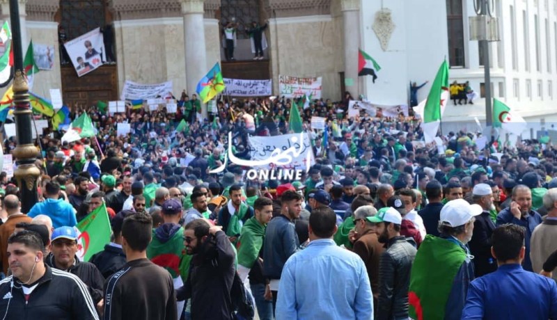ملايين الجزائريين يخرجون في الجمعة الثامنة من المظاهرات السلمية