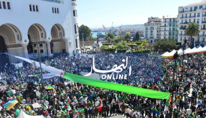 متقاعدي الجيش ينظمون وقفة مساندة للمؤسسة العسكرية والحراك الشعبي