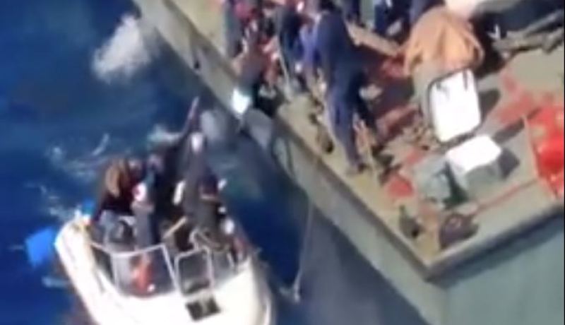 بالفيديو.. إنقاذ 15 “حراڨ” بالغزوات من بينهم امرأة حامل