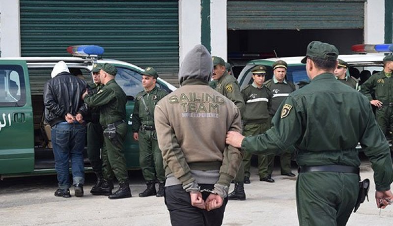 القبض على 3 أشخاص متلبسين بالسرقة داخل مركب الحجار في عنابة  