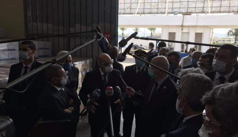 الرئيس تبون يشيد بجهود الطاقم الطبي ويؤكد سيطرة الدولة على وباء كورونا