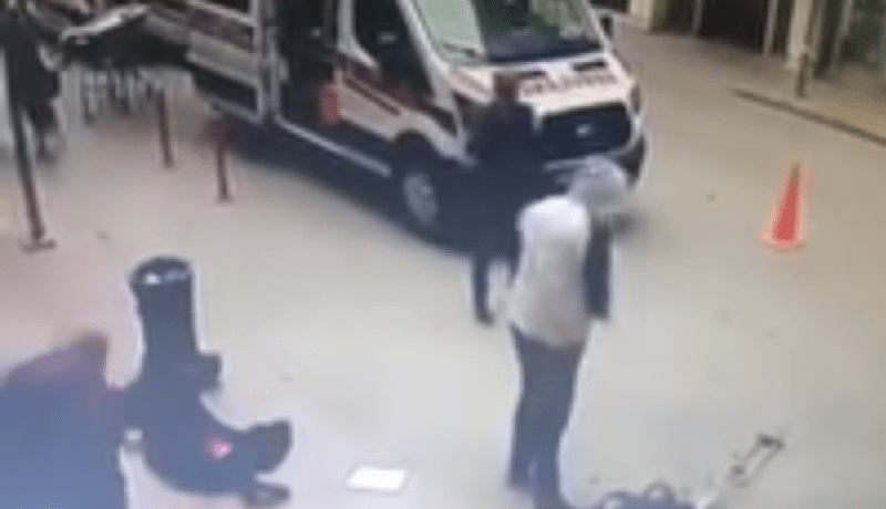 بالفيديو.. شخص يقتل زوجين بالرصاص أمام المارّة في عزّ النهار